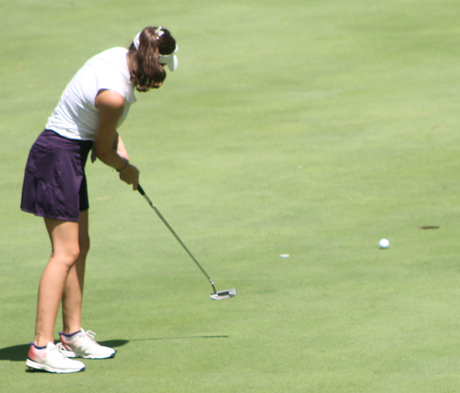 Lauren Johnson sinks a putt